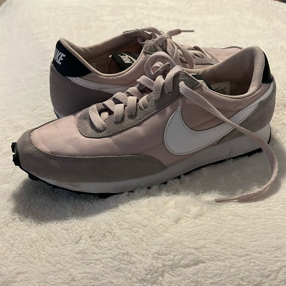 NIKE DAYBREAK Sneakers in Barely Rose US 9 WORN 1x - Picture 2 of 12